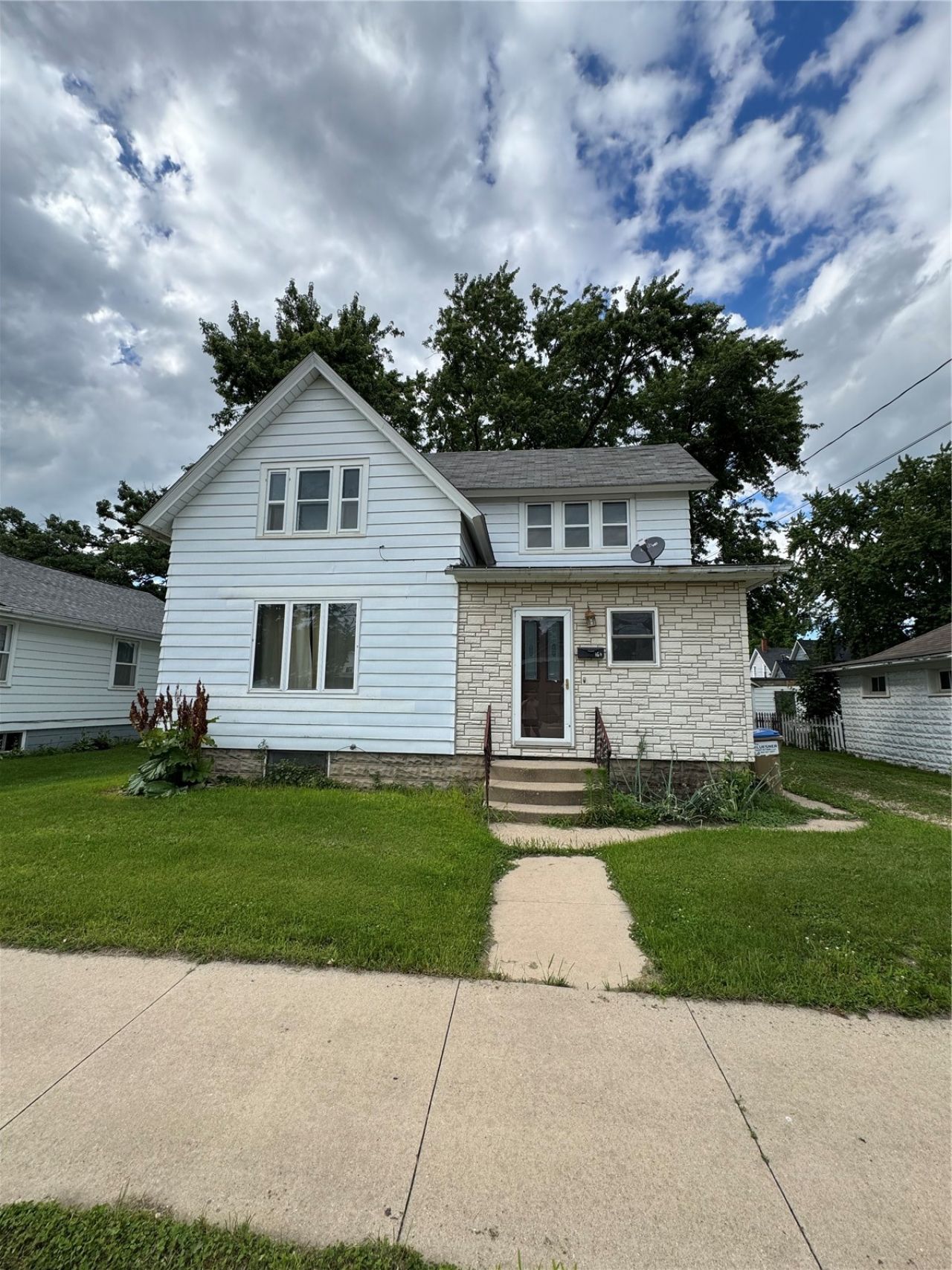 164 East Liberty St, Manchester, IA 52057 Main Photo