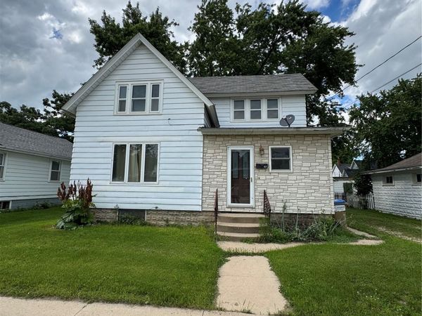 164 East Liberty St, Manchester, IA 52057
