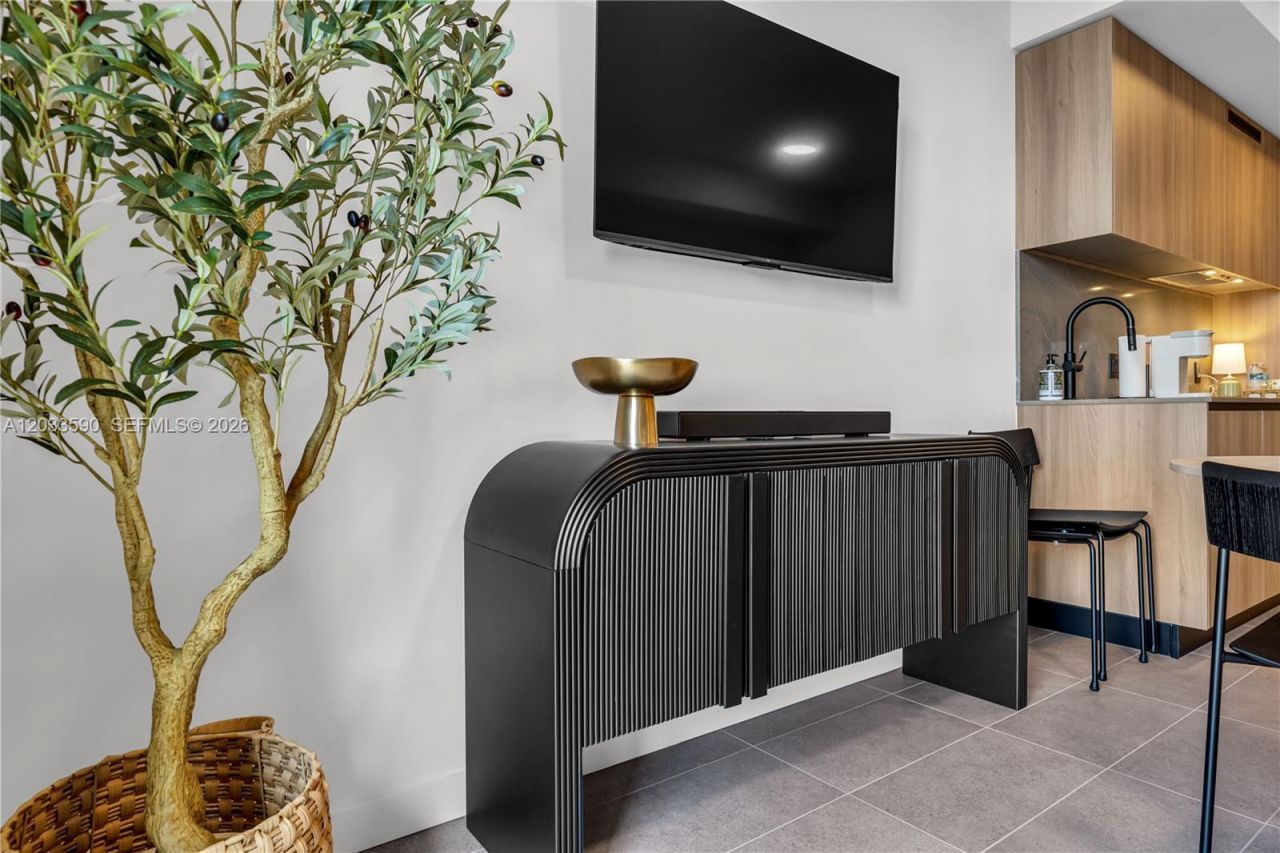 121 NE 5th St , Unit 1400, Miami, FL 33132 Photo