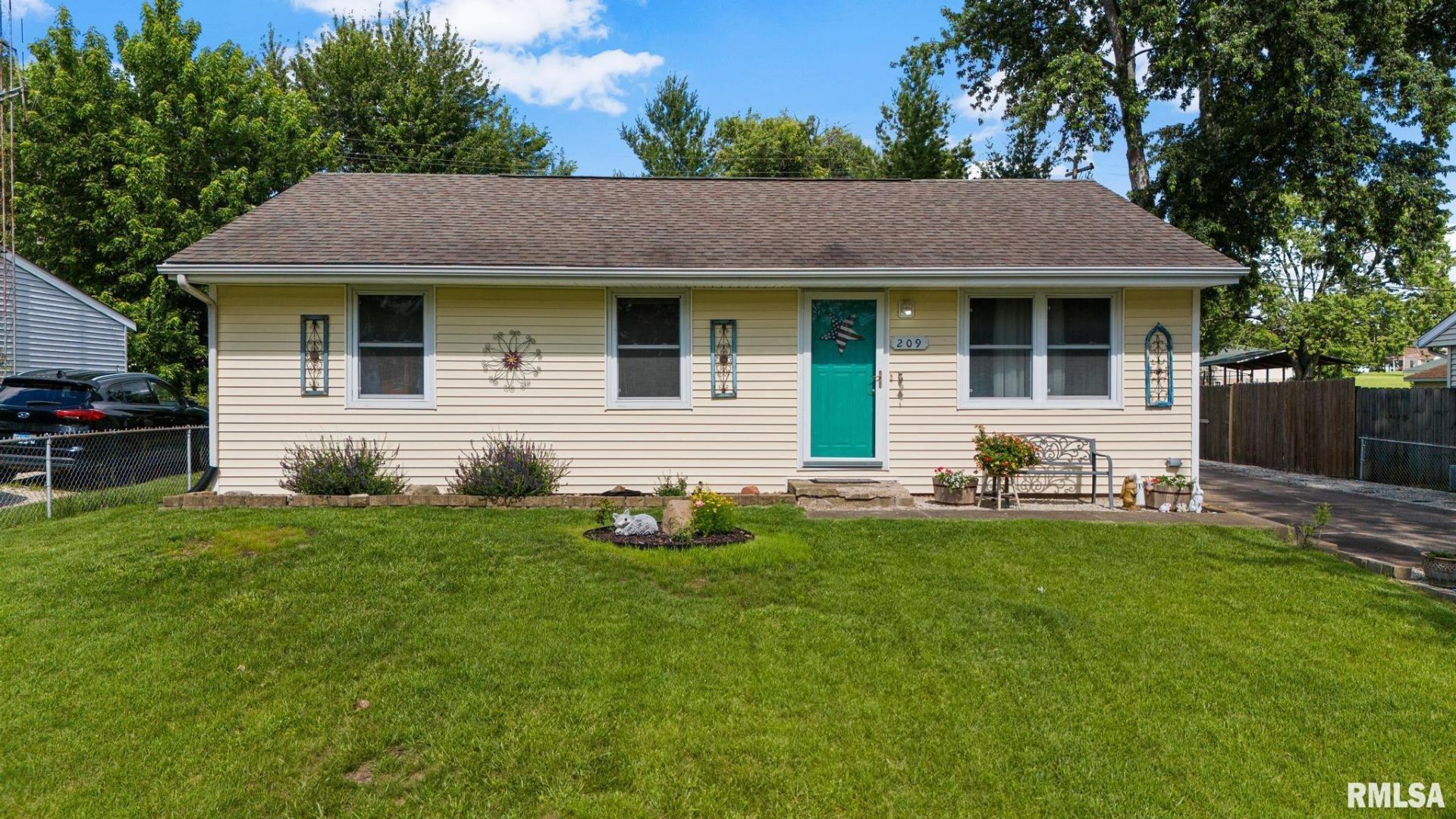 209 N Linnhill Lane, Washington, IL 61571 Main Photo