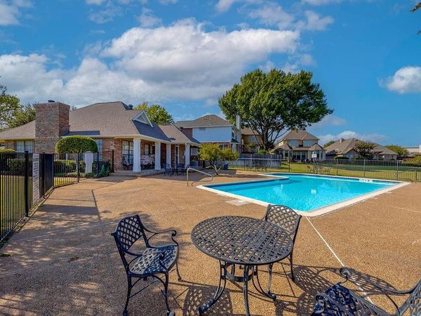 3208 Village Oak Drive, Arlington, TX 76017