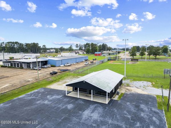 827 Mississippi 35 , Forest, MS 39074