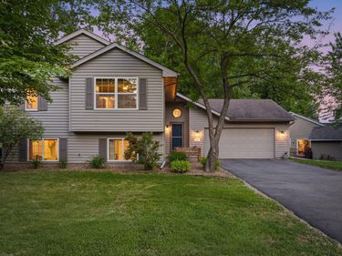8117 Dakota Lane, Chanhassen, MN 55317