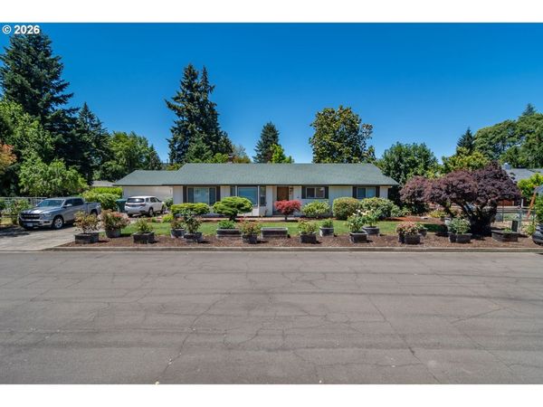 890 W HICKORY ST, Roseburg, OR 97471