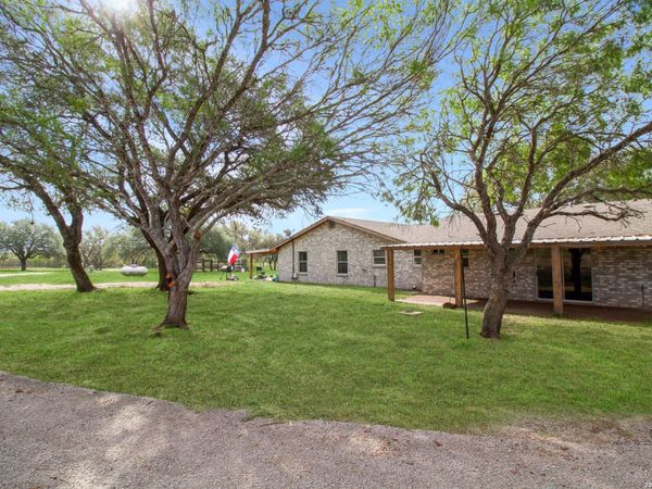 164 BOBWHITE TRL, Beeville, TX 78102