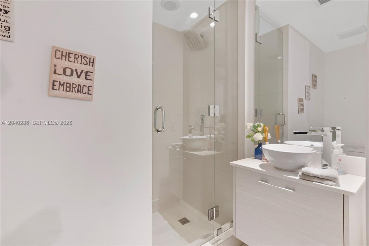 650 NE 32nd St , Unit 703, Miami, FL 33137 Photo
