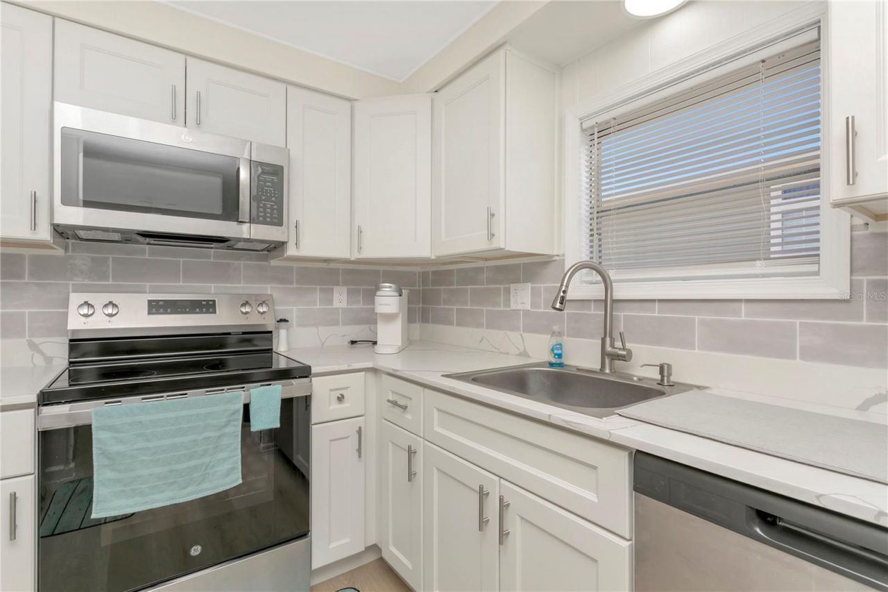115 White Oak Way, Sarasota, FL 34237 Photo