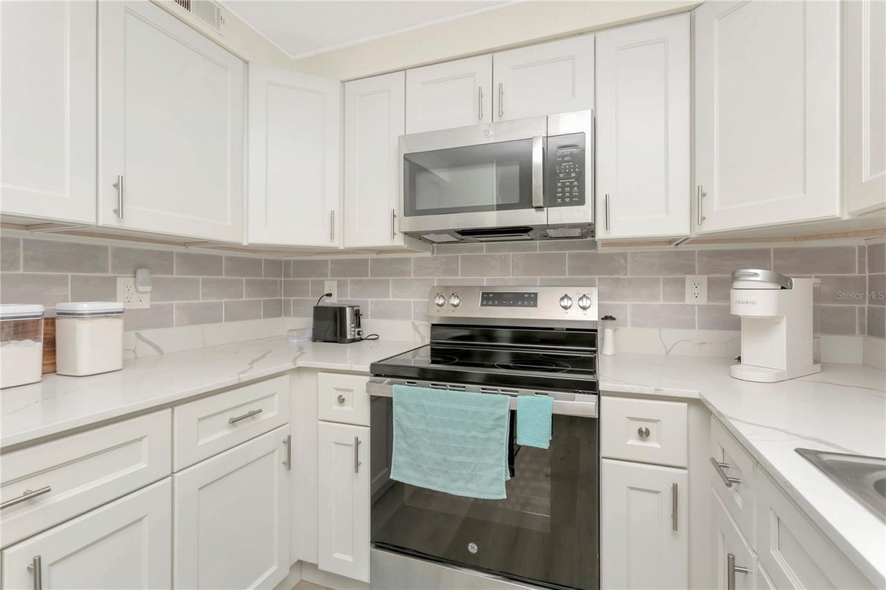 115 White Oak Way, Sarasota, FL 34237 Photo