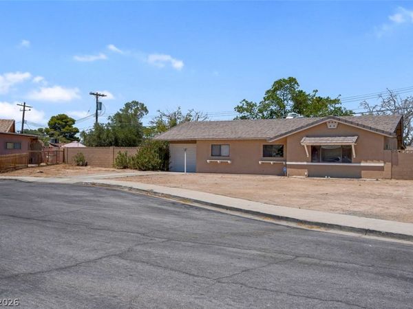 3560 Regents Circle, Las Vegas, NV 89121