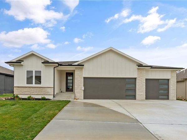 4073 NE Chapel Manor Drive, Lee's Summit, MO 64064