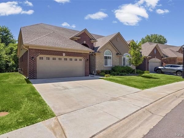 30289 Berghway Trail, Warren, MI 48092