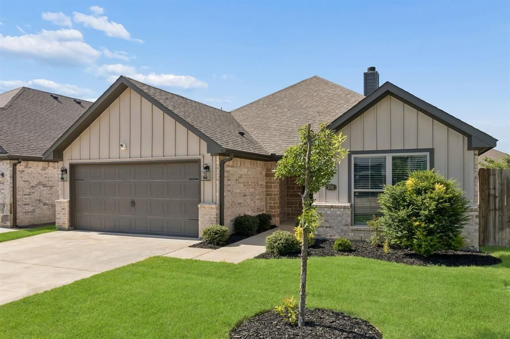 108 Maverick Lane, Pilot Point, TX 76258 Main Photo