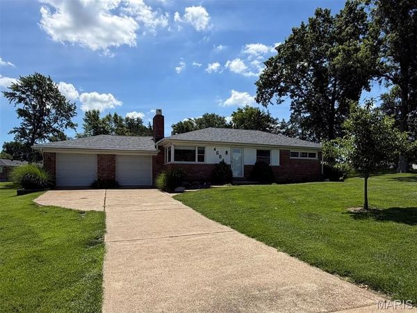 4684 Venarde Drive , St Louis, MO 63128