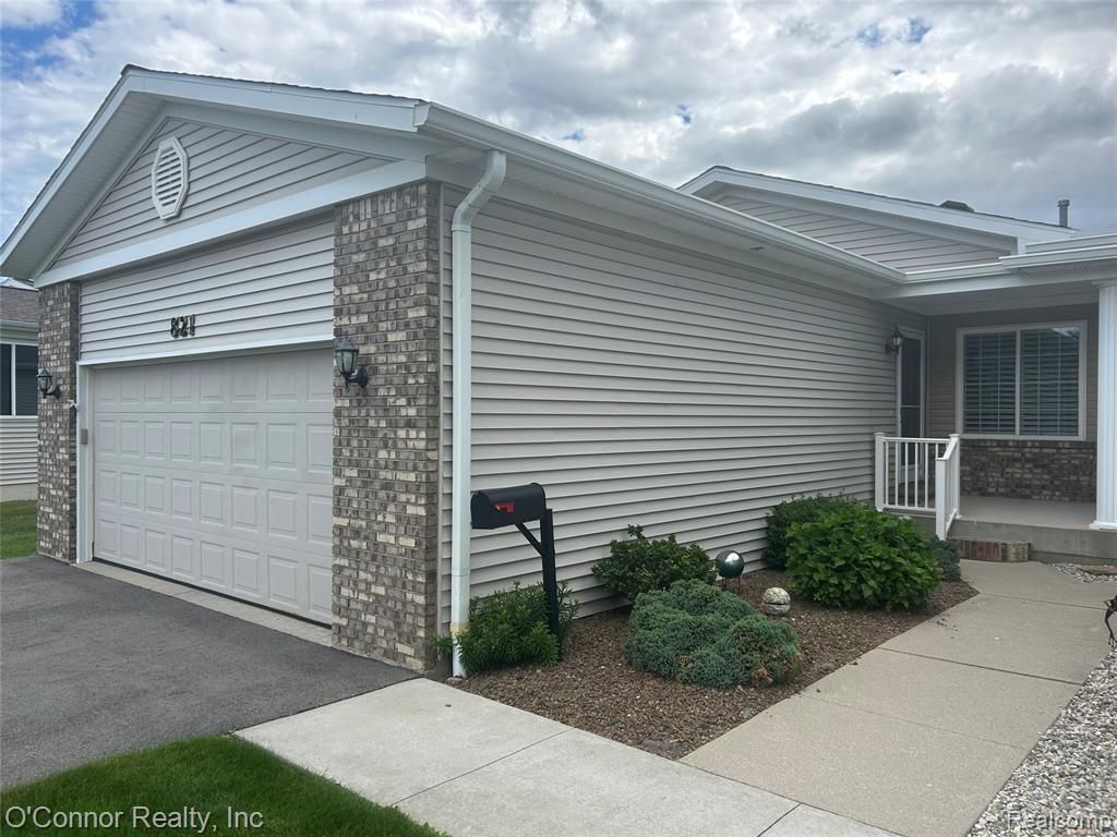 821 Crystal Lane, Marysville, MI 48040 Main Photo
