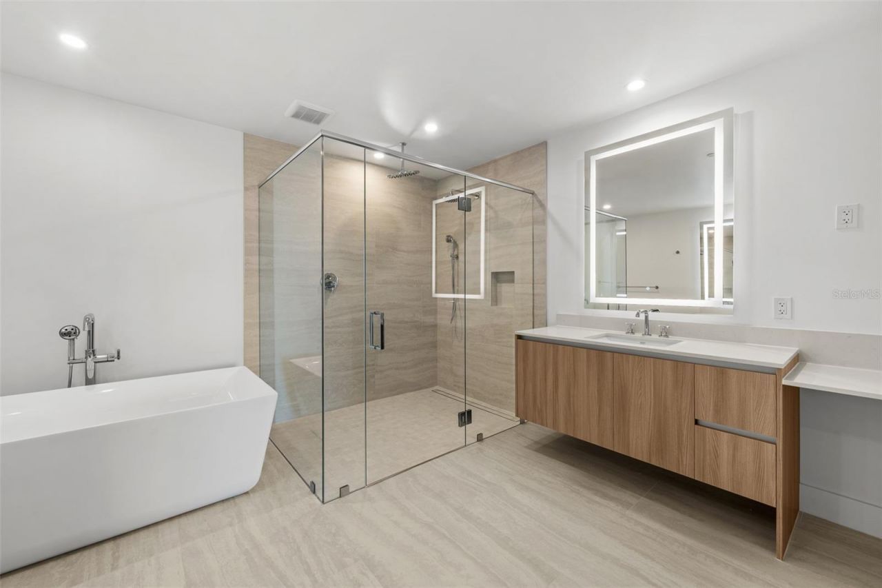 5713 Bowen Daniel, Unit 903, Tampa, FL 33616 Photo