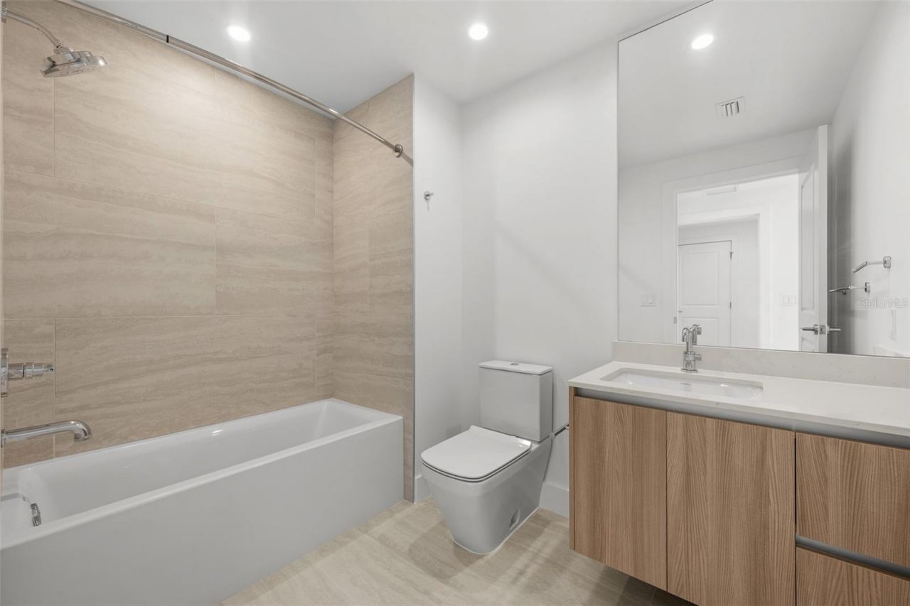 5713 Bowen Daniel, Unit 903, Tampa, FL 33616 Photo