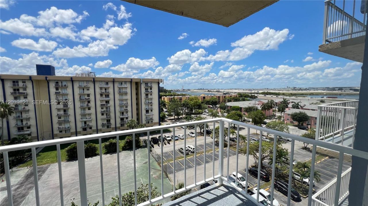 4550 NW 9th St, Unit 817E, Miami, FL 33126 Photo