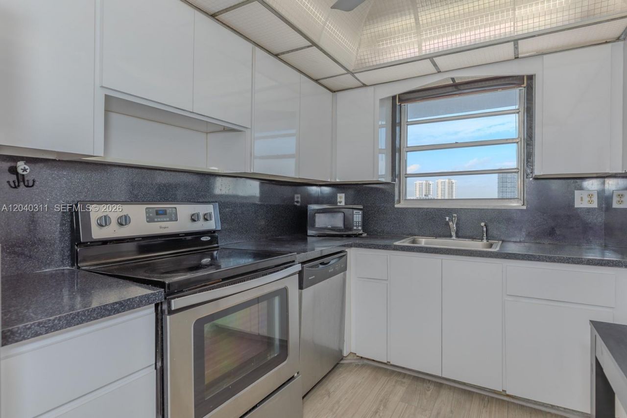 137 Golden Isles Dr , Unit 809, Hallandale Beach, FL 33009 Photo