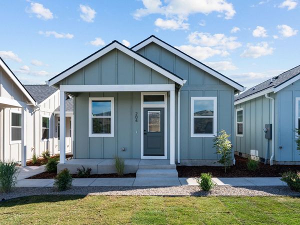 204 Gangnes Drive, Talent, OR 97540