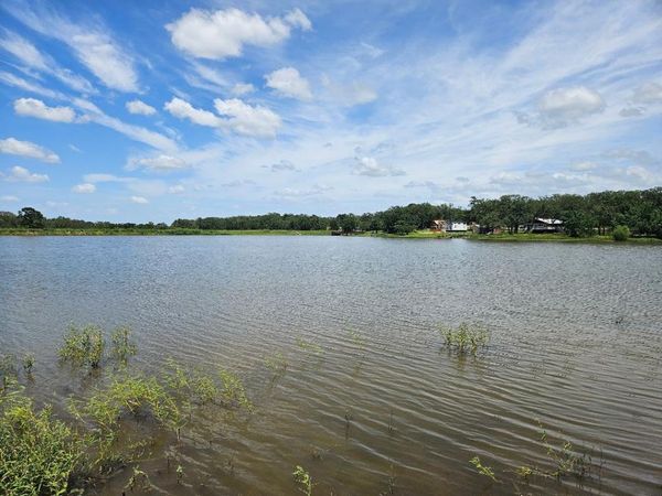 127 Iroquois DR , Smithville, TX 78957