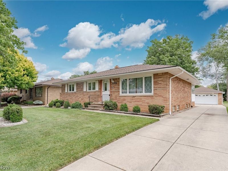 7635 Tamiami Drive, Parma, OH 44134 Photo 2