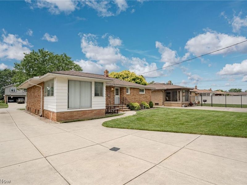 7635 Tamiami Drive, Parma, OH 44134 Photo 3