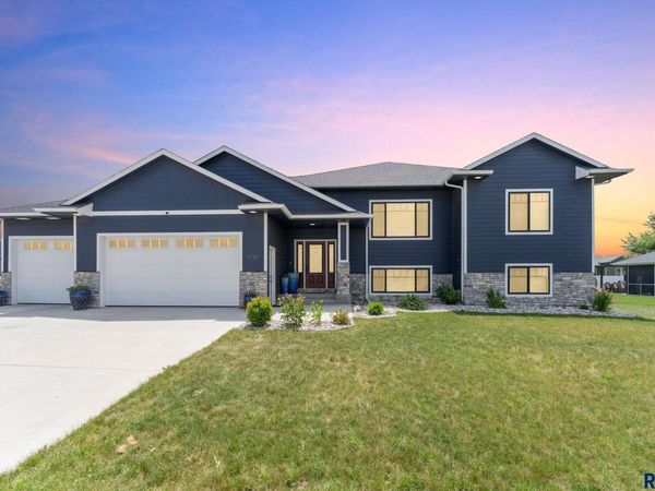 1720 N Paddington Trl, Sioux Falls, SD 57110