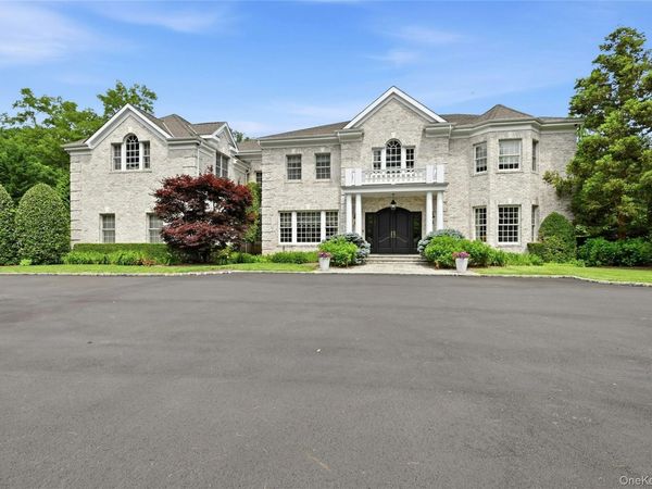48 Tammys Lane, Syosset, NY 11791