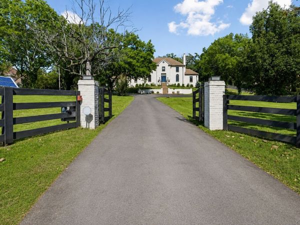 310 Deerwood Ln, Brentwood, TN 37027