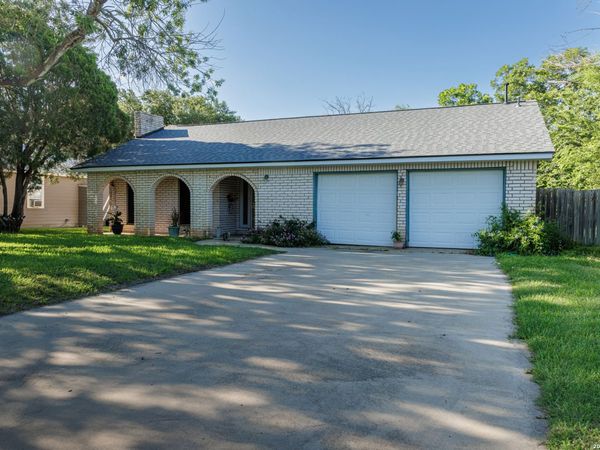 1107 E SAN ANTONIO ST, Pearsall, TX 78061