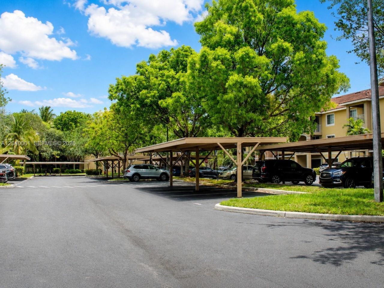 6458 Emerald Dunes Dr, Unit 303, West Palm Beach, FL 33411 Photo