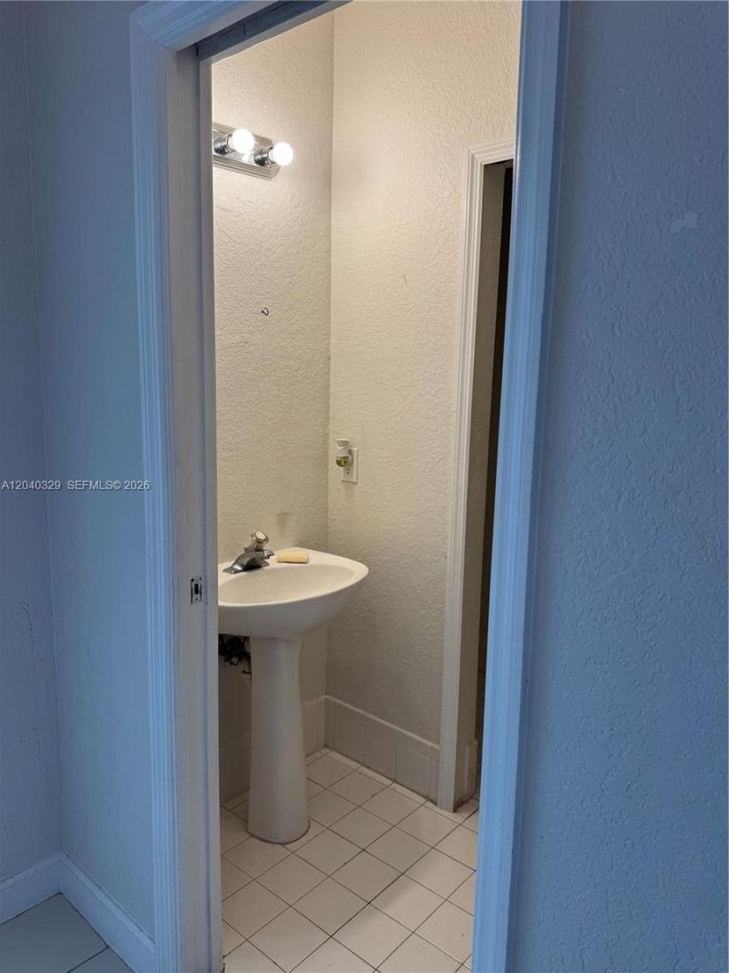 17640 NW 73rd Ave , Unit 204-19, Hialeah, FL 33015 Photo