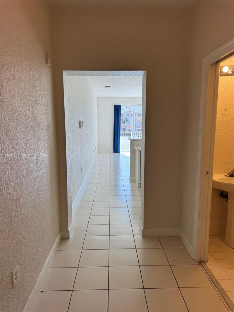 17640 NW 73rd Ave , Unit 204-19, Hialeah, FL 33015 Photo