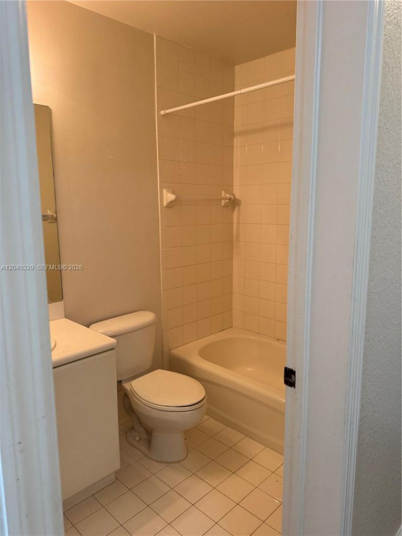 17640 NW 73rd Ave , Unit 204-19, Hialeah, FL 33015 Photo