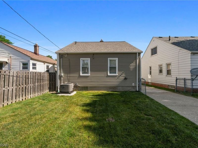14325 Birchwood Avenue, Cleveland, OH 44111 Photo 33