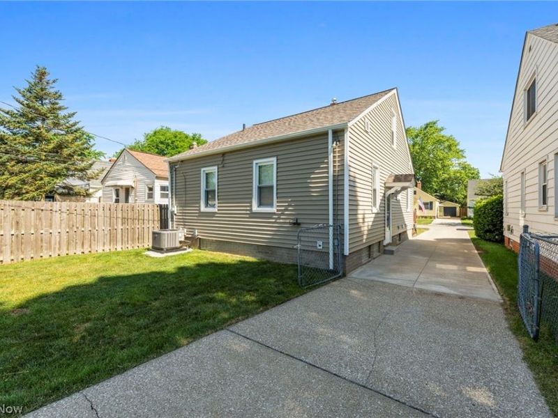 14325 Birchwood Avenue, Cleveland, OH 44111 Photo 34
