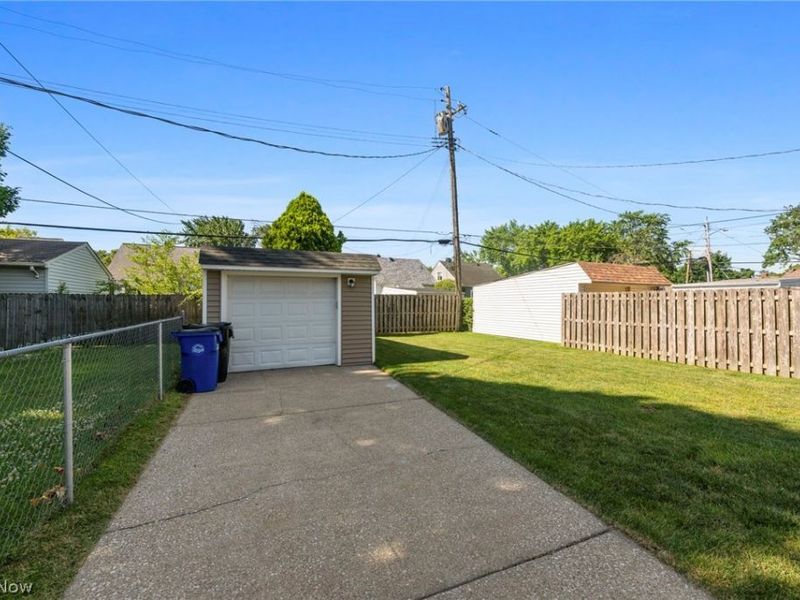 14325 Birchwood Avenue, Cleveland, OH 44111 Photo 35