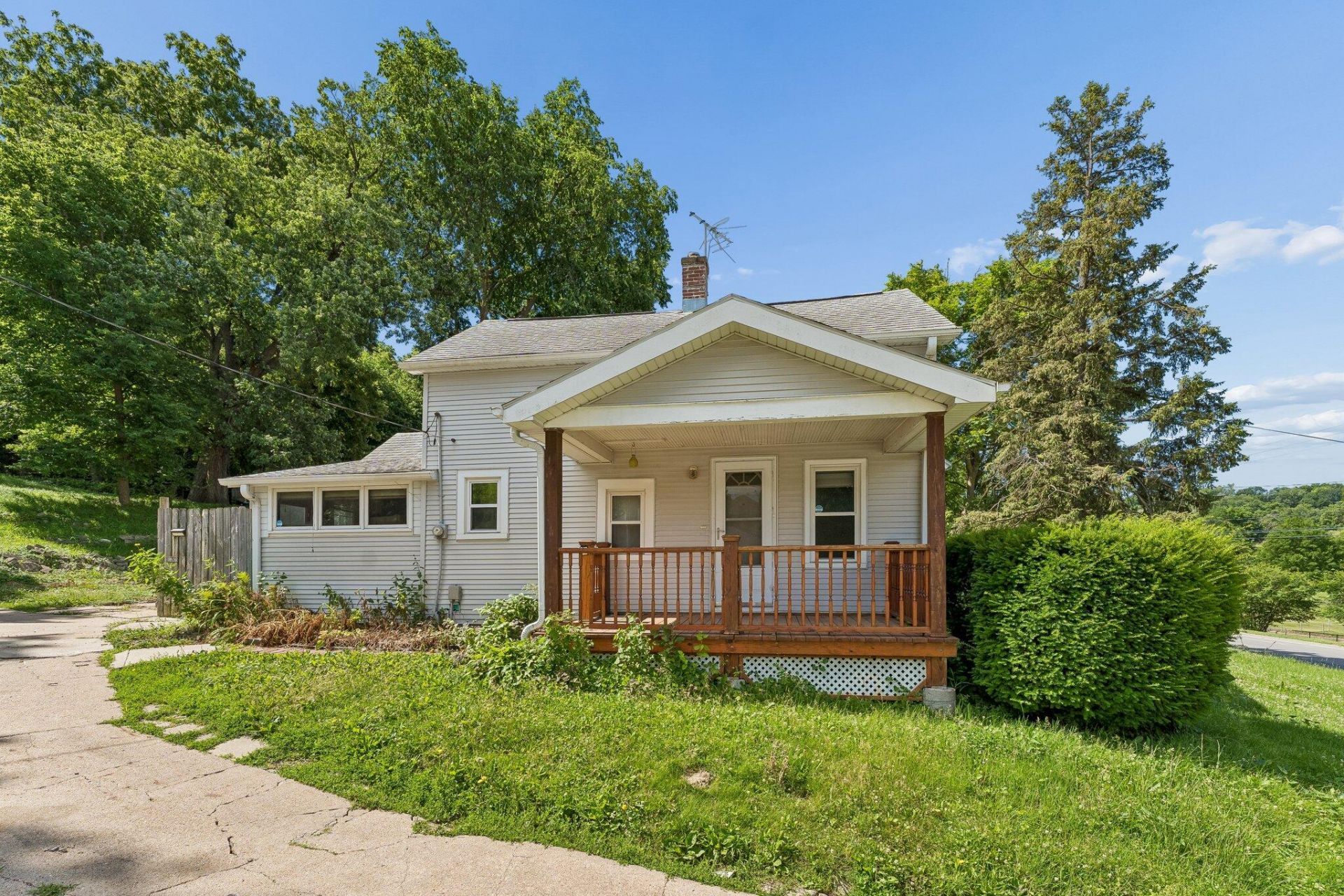 2433 N Broadway, Council Bluffs, IA 51503 Main Photo