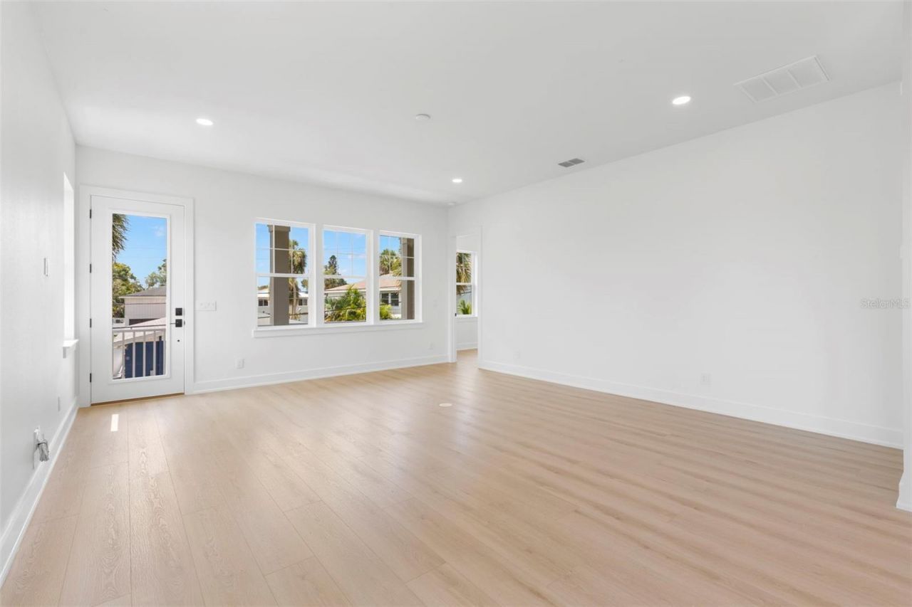 1868 Mississippi Avenue Ne, Saint Petersburg, FL 33703 Photo