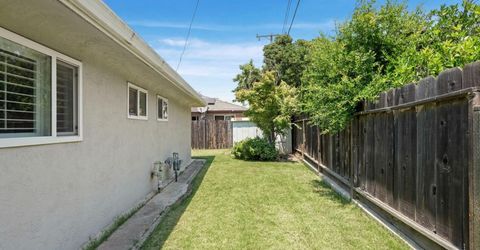 8 N Cambridge Dr, Lodi, CA 95242 Photo