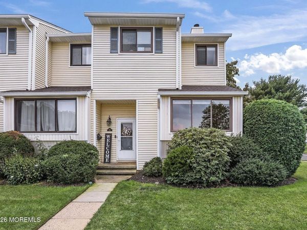 211 Clubhouse Drive, Middletown, NJ 07748