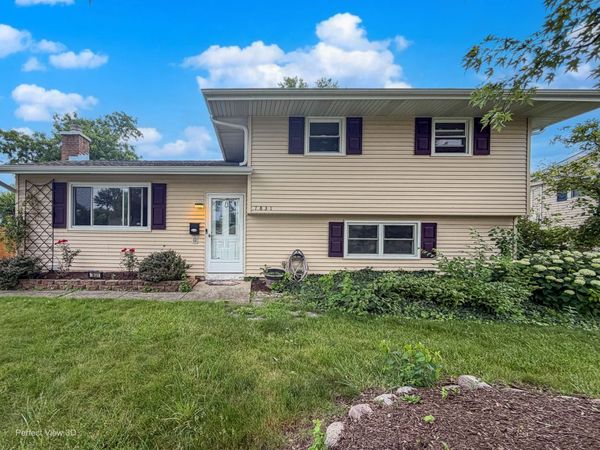 7831 Sprucewood Avenue, Woodridge, IL 60517