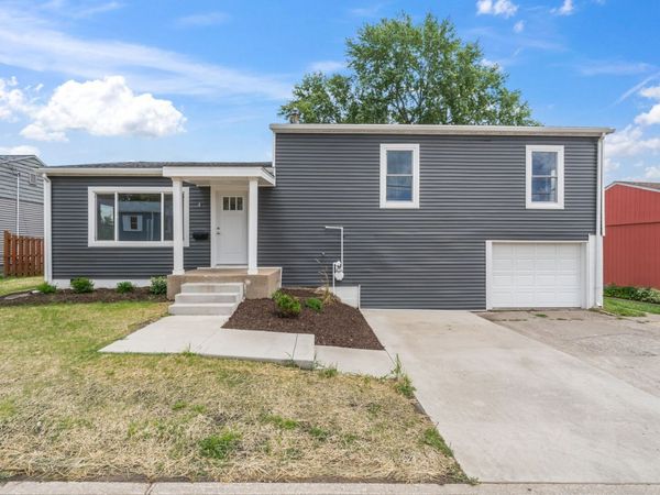 4 Riverview Lane , Bettendorf, IA 52722