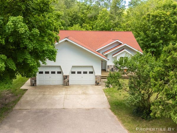 6635 Vinton Avenue NW, Comstock Park, MI 49321
