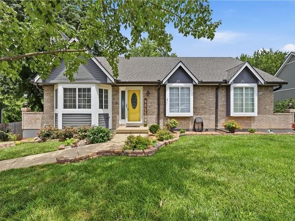 302 SW 24th Street, Oak Grove, MO 64075