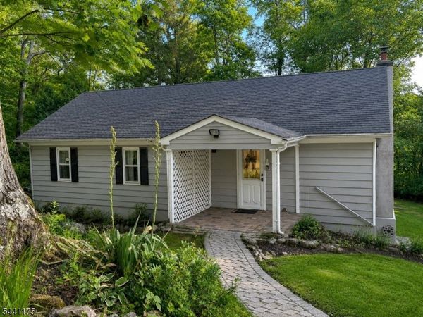 26 Mountain Rd, Roxbury, NJ 07852