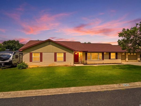 210 POCO VISTA DR, Kerrville, TX 78028