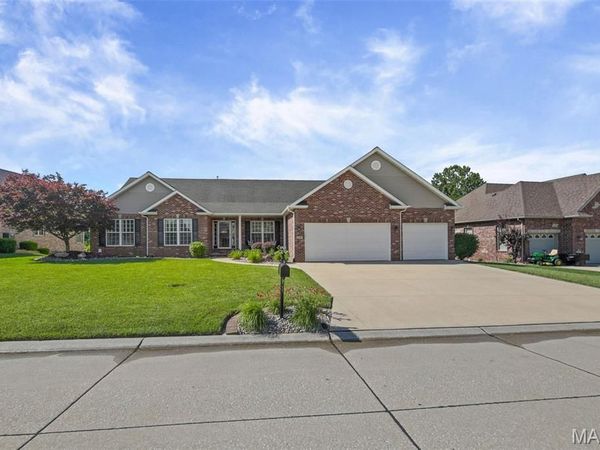 136 Stonebridge Crossing Drive, Maryville, IL 62062