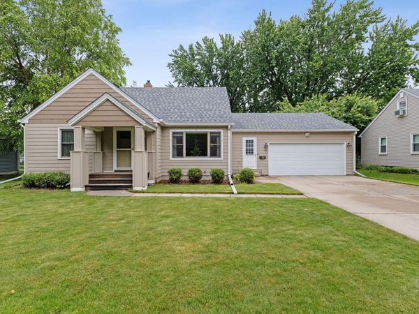 1405 Belmont Lane W, Roseville, MN 55113