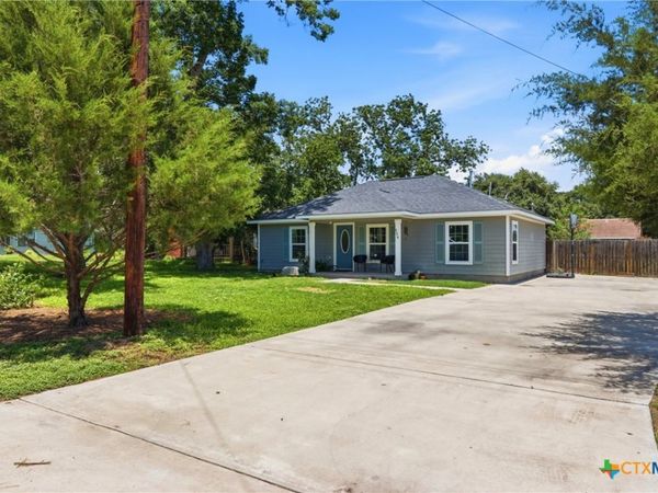 554 West Austin Street , Luling, TX 78648